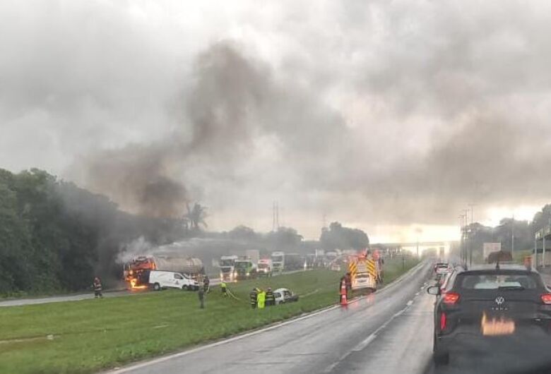 Carreta pega fogo após engavetamento e interdita rodovia Washington Luís