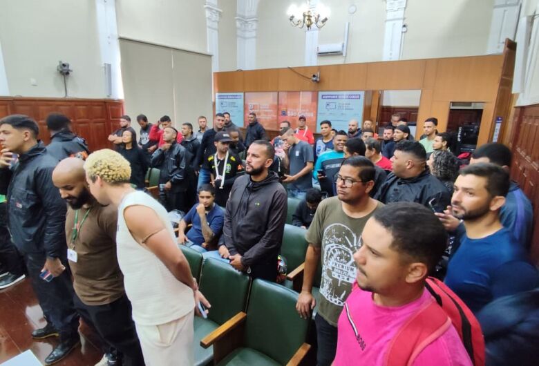 Motoboys protestam na Câmara de São Carlos contra lei que regulamenta a profissão