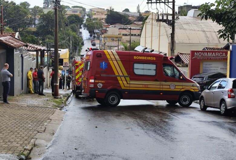 Morador ateia fogo em materiais acumulados e mobiliza bombeiros no Centro