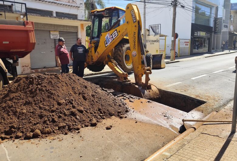 Vazamento de gás assusta comerciantes e interdita trecho de rua
