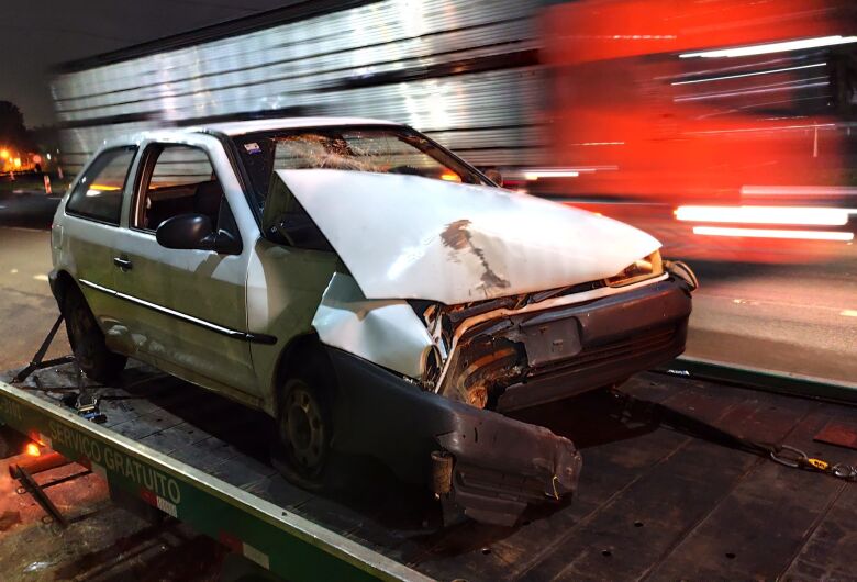 Carro bate em poste em alça de acesso da Washington Luís 