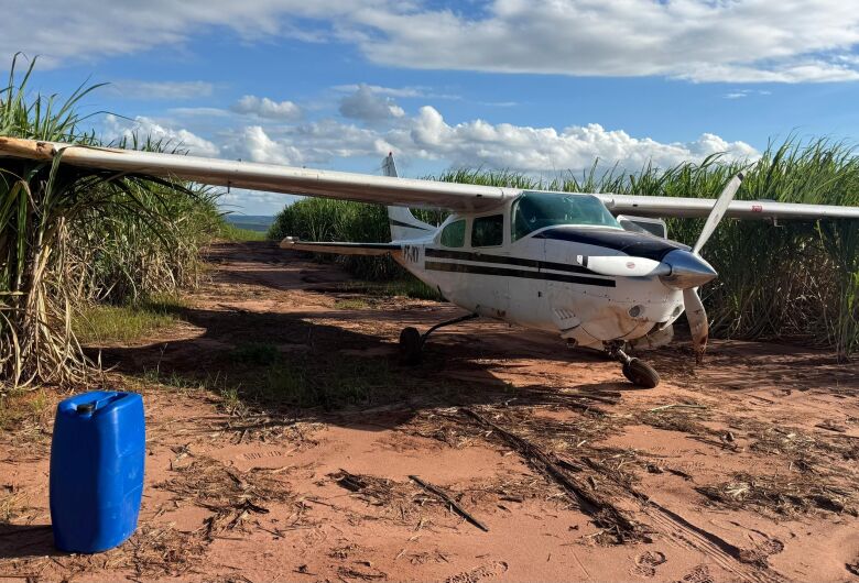 PM realiza cerco após localizar avião em área rural de Brotas