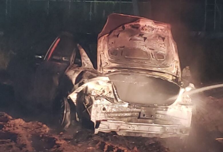 Carro é destruído por incêndio na Vila Izabel durante a madrugada