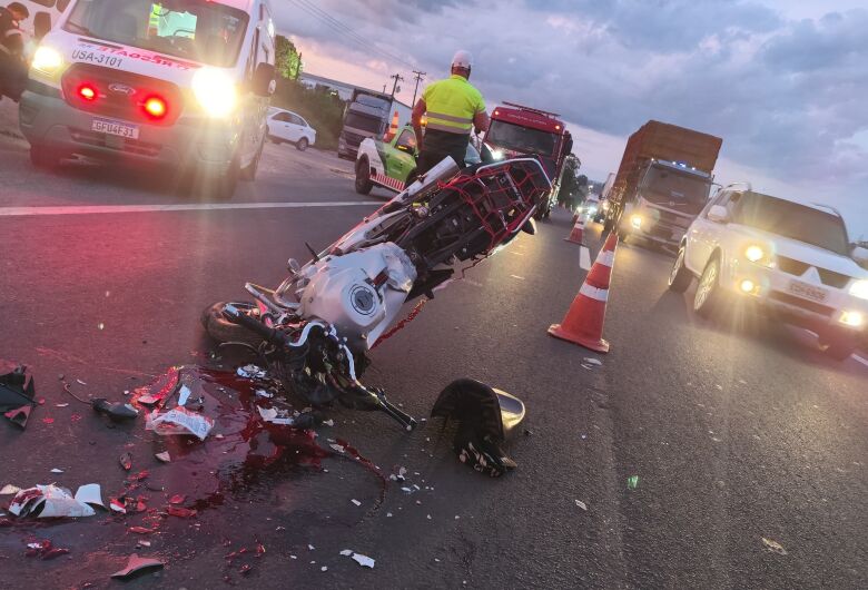 Motociclista morre após colisão com caminhão na SP-310; passageira está em estado grave