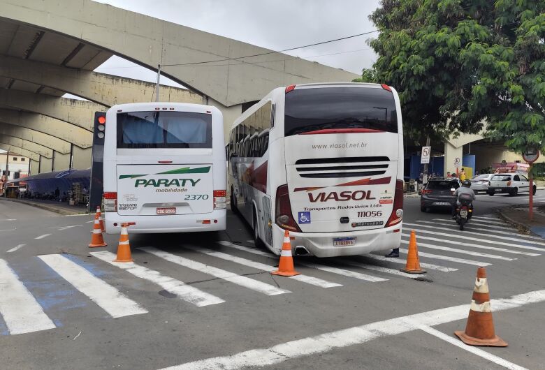 Ônibus quebra próximo ao Terminal Rodoviário e causa transtornos