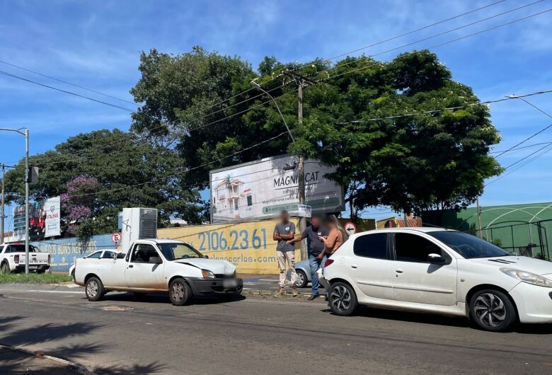 Buraco causa colisão traseira defronte ao SAMU