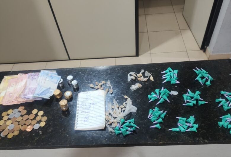 PM descobre "casa bomba" e suspeito tenta descartar drogas no vaso sanitário