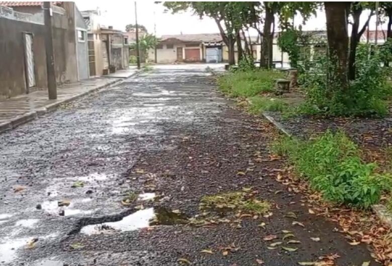 Moradores denunciam abandono da Praça da Redenção em São Carlos