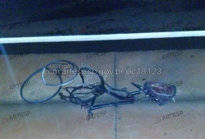 Motorista foge após atropelar ciclista na SP-255