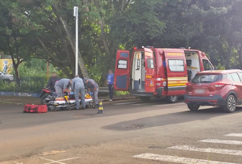 Ciclista fica ferido após caminhonete avançar "pare" em cruzamento de São Carlos