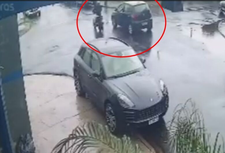 Câmera flagra homem sendo morto a tiros dentro de veículo