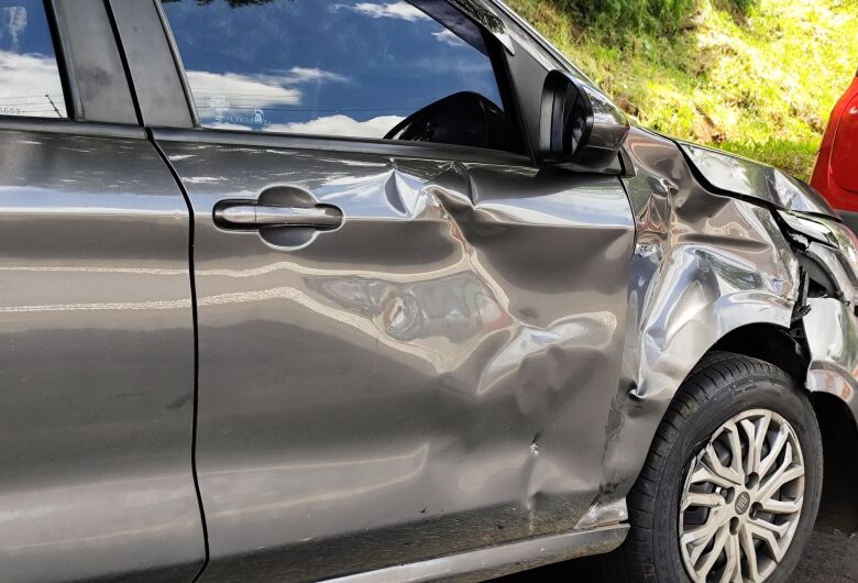 Colisão entre moto e carro deixa jovem ferido na Avenida Comendador Alfredo Maffei