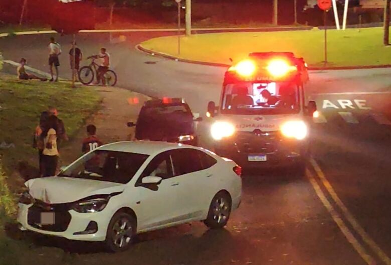 Motorista colide contra pilar de pontilhão no Jardim Paulista