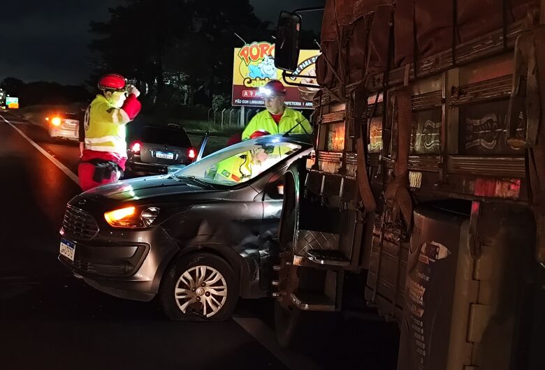 Carro e caminhão colidem na Washington Luís