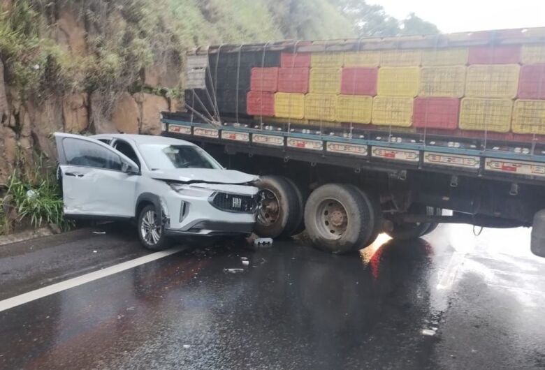 Colisão entre carreta e automóvel é registrada na Washington Luís