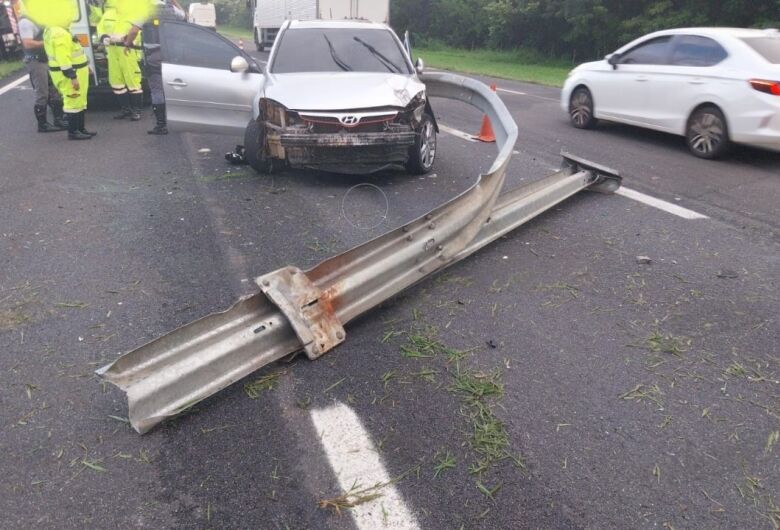 Mulher morre após acidente na SP-330