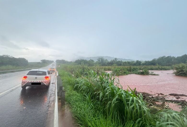 Alagamento interdita totalmente a SP-255