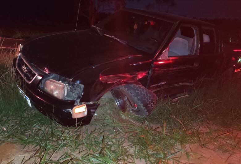 Amarok invade pista contrária e colide com S10 na SP-215