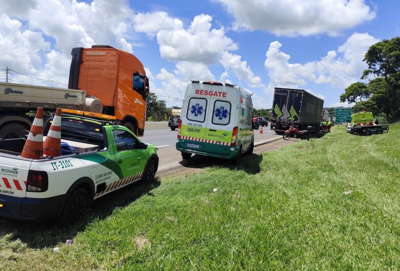 Acidente traseiro entre caminhão e carro é registrado na Rodovia Washington Luís