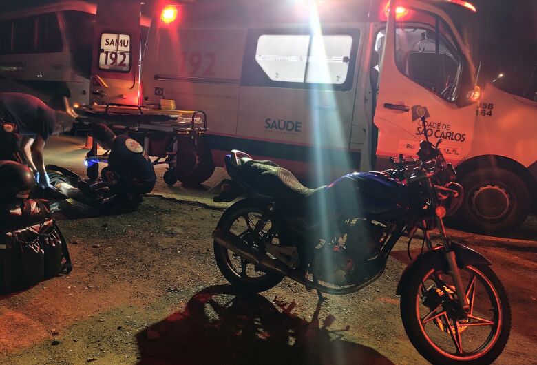 Casal de motociclistas fica ferido após queda em alça de acesso da Washington Luís