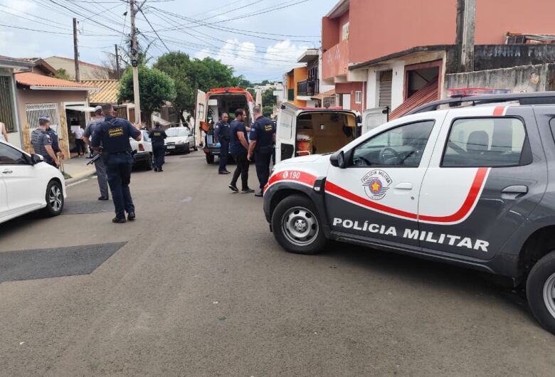 Homem reage à internação e esfaqueia dois profissionais da remoção