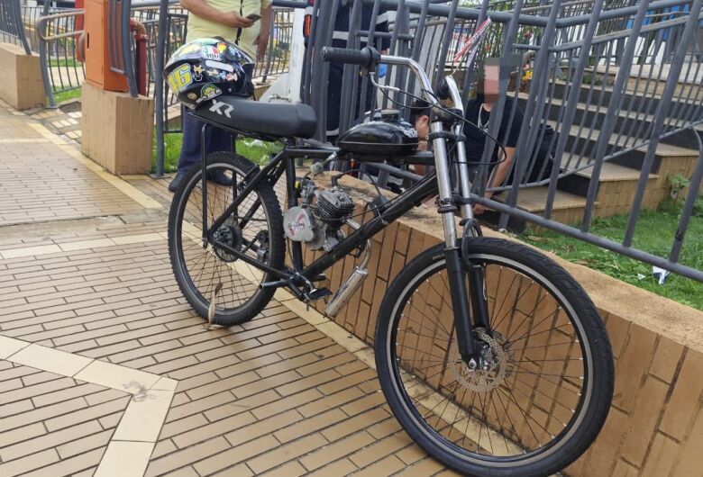 Adolescente fica ferido após colisão entre bicicleta motorizada e ônibus na Vila Nery