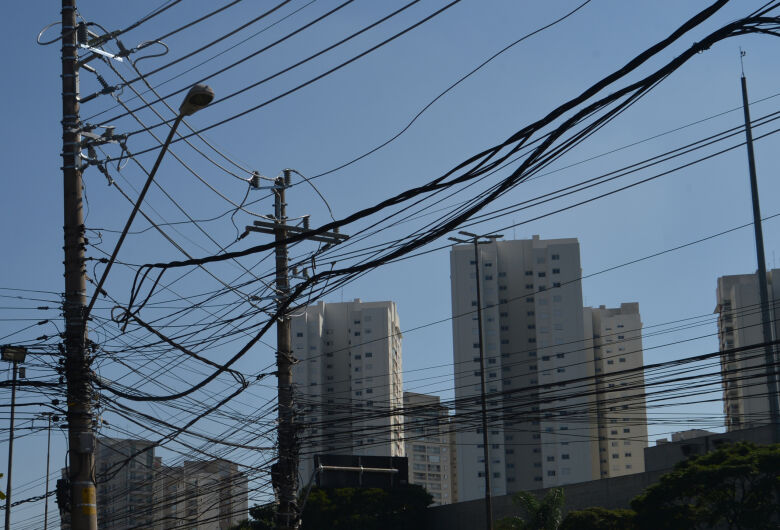 Cabo de empresa de telefonia se rompe e causa danos em residência na Vila Monteiro