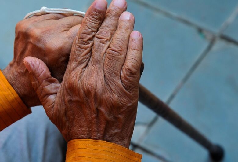 Seis sintomas depressivos na meia-idade podem indicar maior risco de demência, aponta estudo