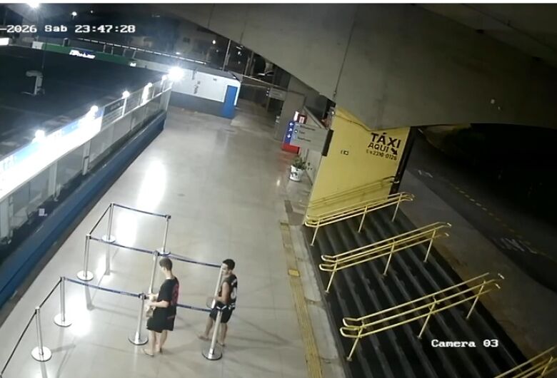 Jovens furtam divisor de fila no Terminal Rodoviário; veja vídeo