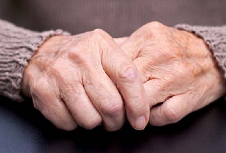 Pesquisa de doutorado da UFSCar recruta voluntários com artrose nas mãos para estudo sobre avaliação e exercícios terapêuticos