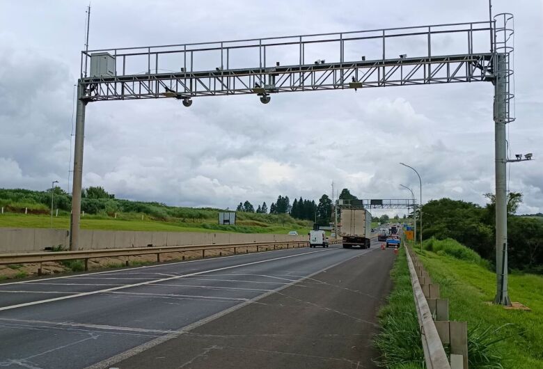 Nova tecnologia permite fiscalizar caminhões sem parar nas rodovias de SP