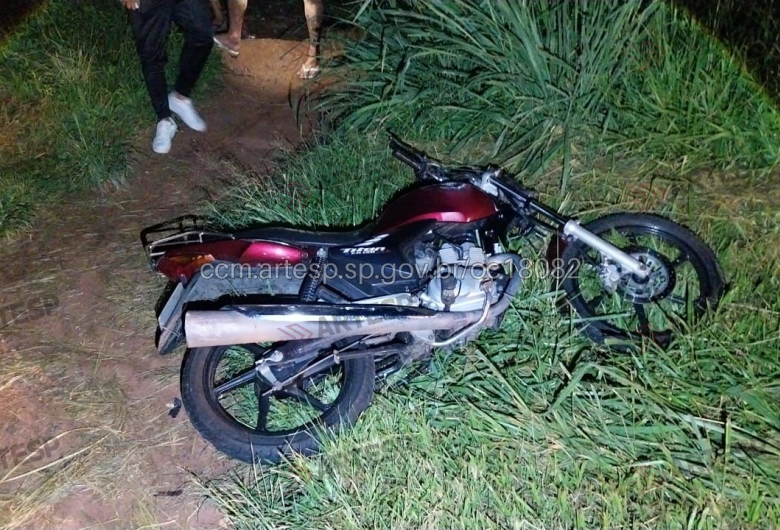 Motociclista morre após atropelar cavalo na SP-215