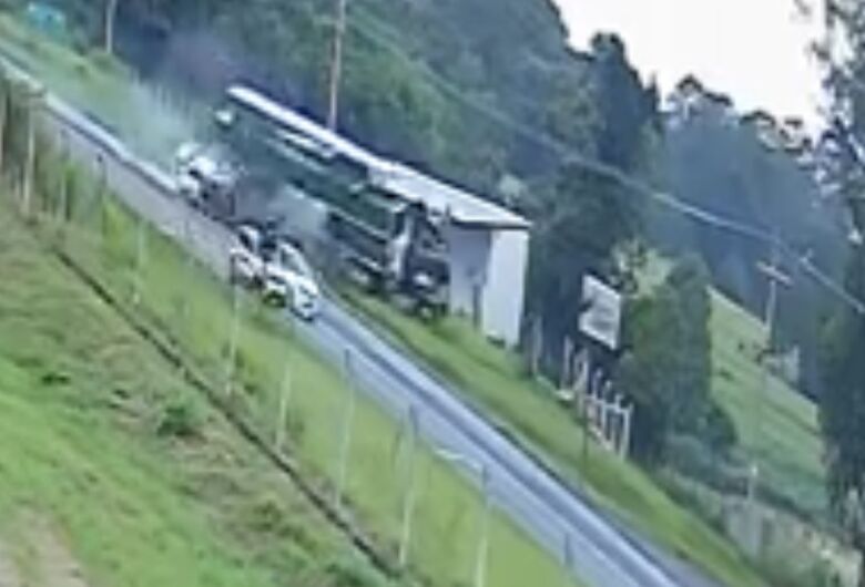 Câmera flagra colisão que terminou com a morte de mulher na SP-215; veja vídeo 