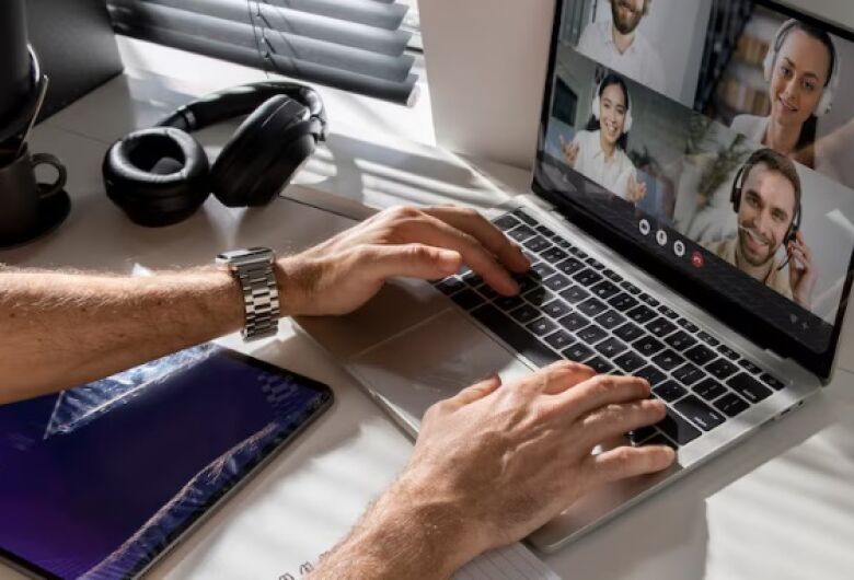 Quase 40% dos brasileiros consideram trabalho híbrido ou remoto decisivo para a carreira até 2030