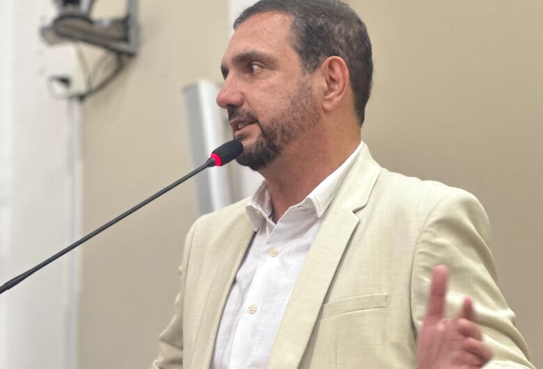 Vereador Jùlio Cesar cobra informações sobre merenda escolar e propõe ampliação para professores e servidores