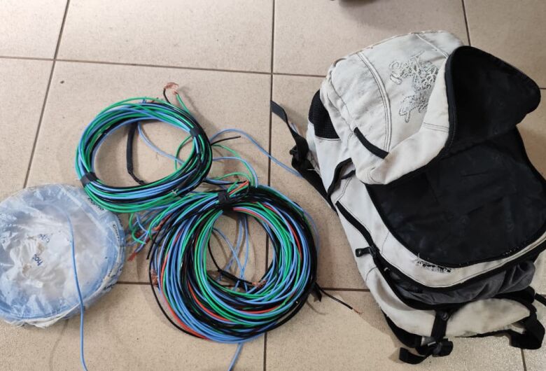 Ajudante de eletricista é preso em flagrante por furto de fios em obra na Vila Nery