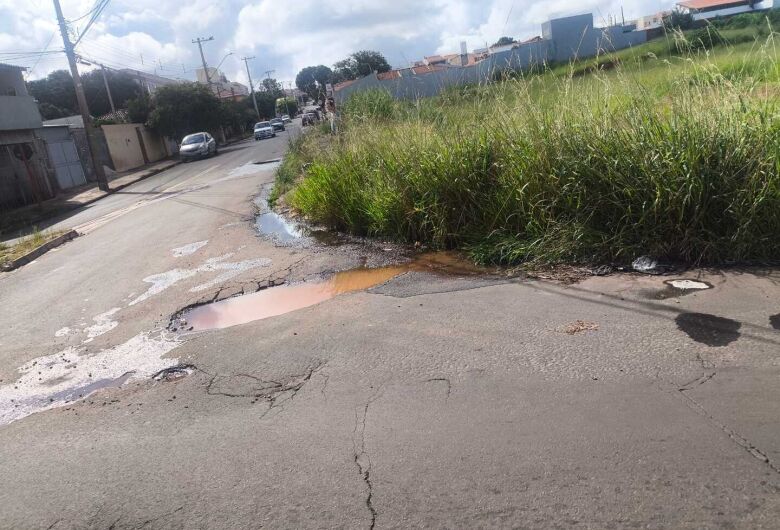 Moradores denunciam buracos em vias do bairro Ipê Mirim
