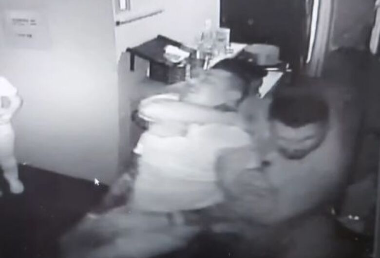 Júri condena bombeiro civil por morte de empresário na região; vídeo mostra agressões 