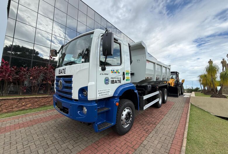 Ibaté amplia frota de serviços públicos com caminhão e retroescavadeira