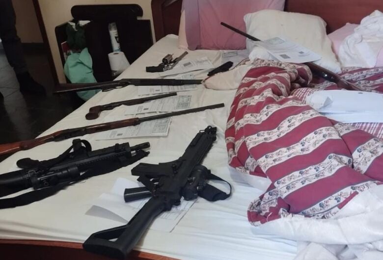 Criminosos rendem caseiro e roubam dez armas de fogo em sítio às margens da SP-215, em São Carlos