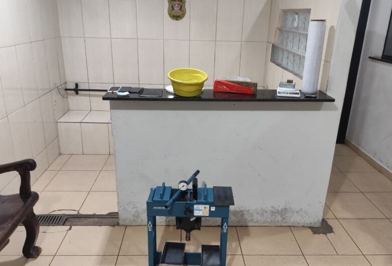 Força Tática apreende drogas, munições e veículo com suspeita de clonagem 