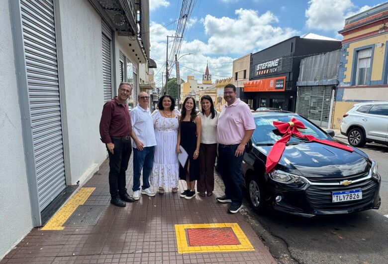 Professora de São Carlos recebe veículo zero quilômetro da campanha de Natal da ACISC