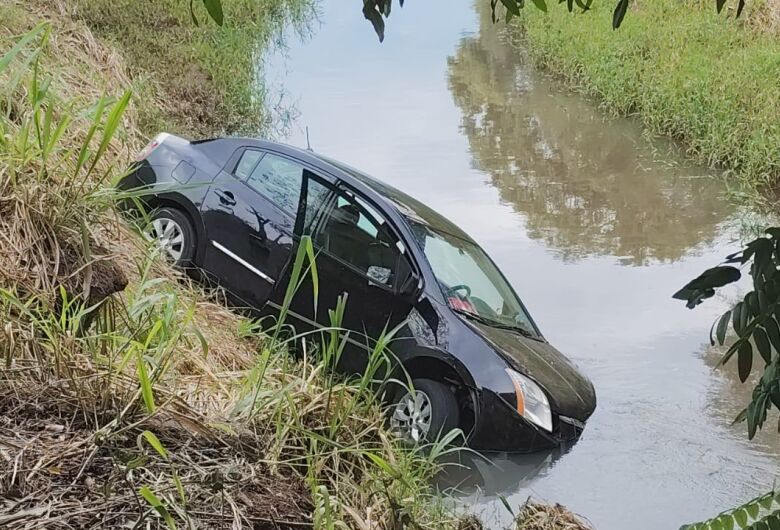 Colisão entre caminhão e carro termina com veículo em córrego na Avenida Francisco Pereira Lopes