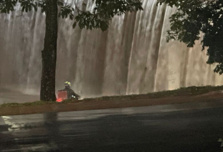 Chuva forte provoca alagamentos em vários bairros de São Carlos na noite deste sábado