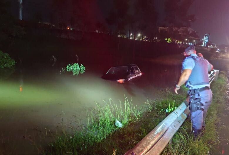 Carro é encontrado ilhado em alagamento na Rodovia Washington Luís; veja vídeo