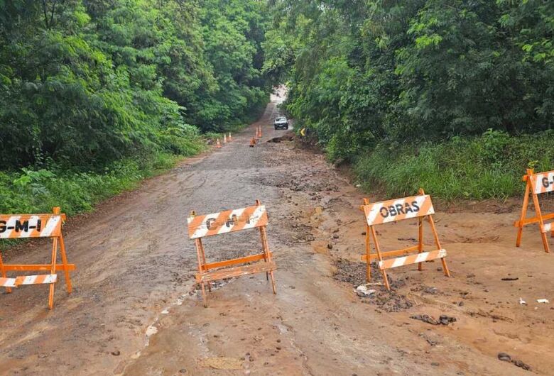 Ponte é interditada após colapso causado por enxurrada na zona rural de Ibaté