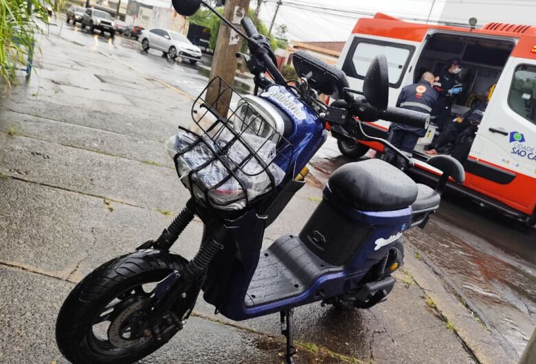 Colisão entre moto elétrica e carro deixa mulher ferida no bairro Botafogo
