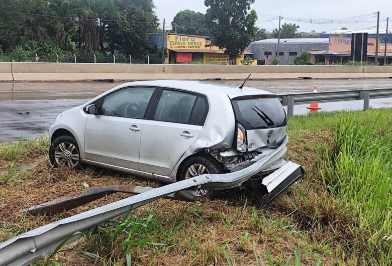 Aquaplanagem provoca acidente na SP-318 em São Carlos