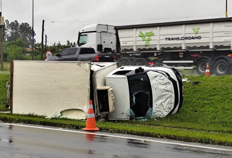 Aquaplanagem provoca tombamento de caminhão na Washington Luís em São Carlos