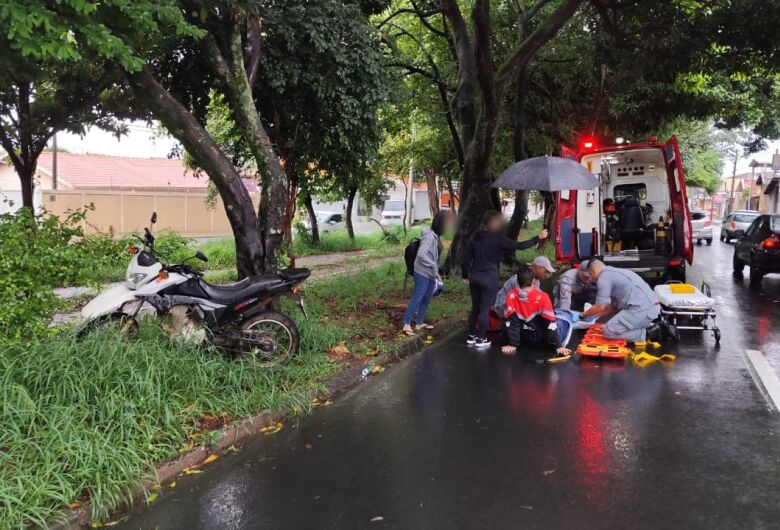 Motociclista sofre queda ao passar sobre faixa de pedestres molhada